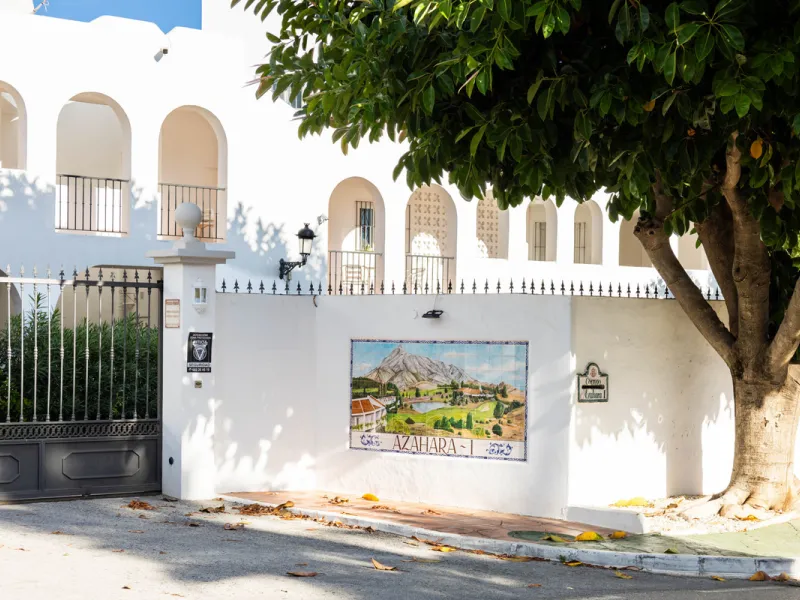 Welcome to this elegant 2-bedroom apartment, ideally positioned on the top floor in the heart of Nueva Andalucía—overlooking the renowned Aloha Golf Course and offering spectacular sea, mountain, and golf views. This thoughtfully renovated home combines m