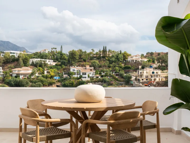 This beautifully renovated two-bedroom, two-bathroom apartment in Mirador La Quinta offers a perfect balance of contemporary comfort and stunning surroundings. Positioned on the middle floor, it enjoys panoramic views of the sea, mountains, and golf cours