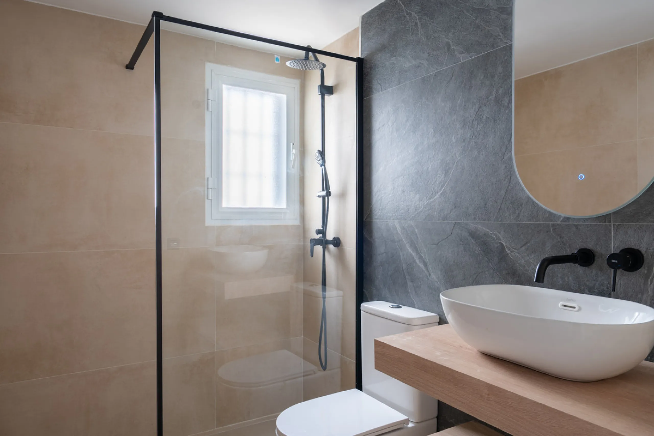 Apartment - Middle Floor Apartment в продаже в Benahavís, Málaga. В доме 2 спален и 2 ванных комнат. Площадь дома 86 м²