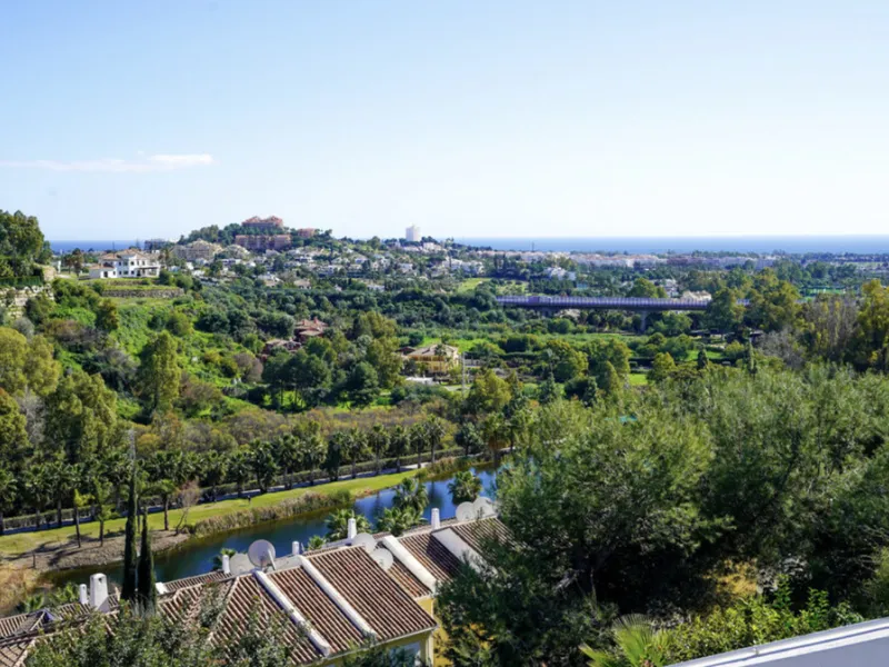 Apartment - Middle Floor Apartment в продаже в Benahavís, Málaga. В доме 2 спален и 2 ванных комнат. Площадь дома 86 м²