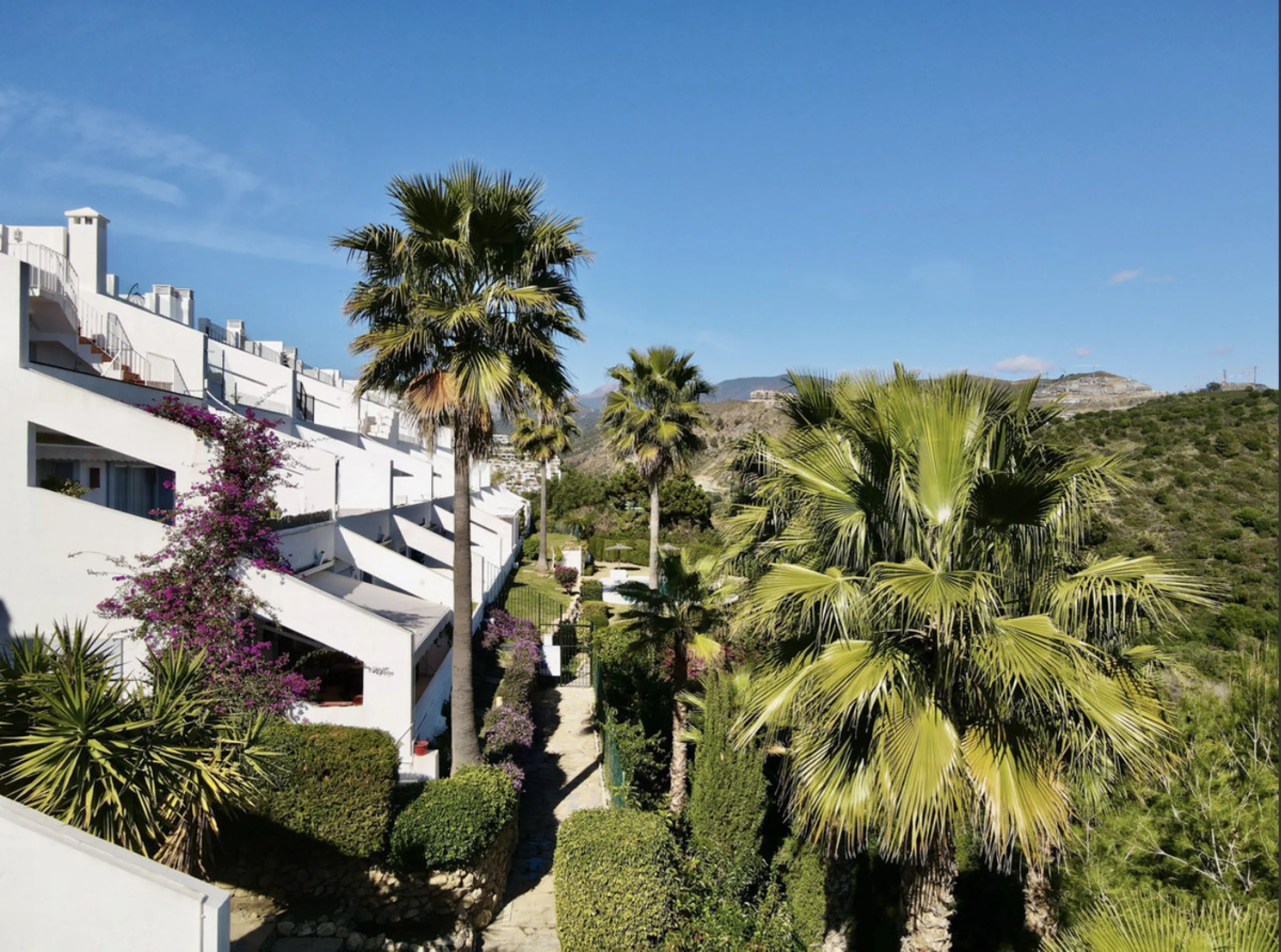 Apartment - Middle Floor Apartment в продаже в Benahavís, Málaga. В доме 2 спален и 2 ванных комнат. Площадь дома 86 м²