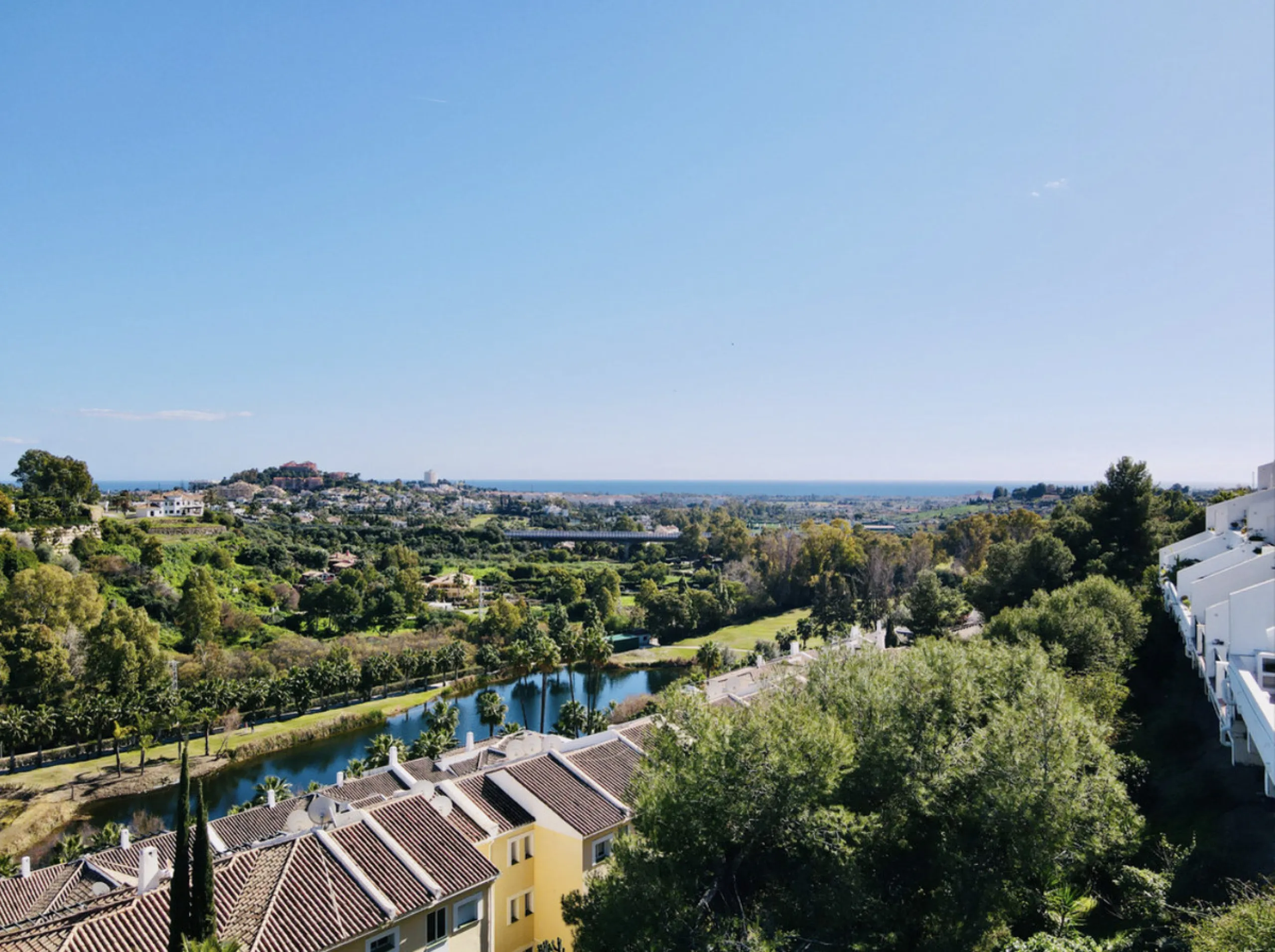 Apartment - Middle Floor Apartment в продаже в Benahavís, Málaga. В доме 2 спален и 2 ванных комнат. Площадь дома 86 м²