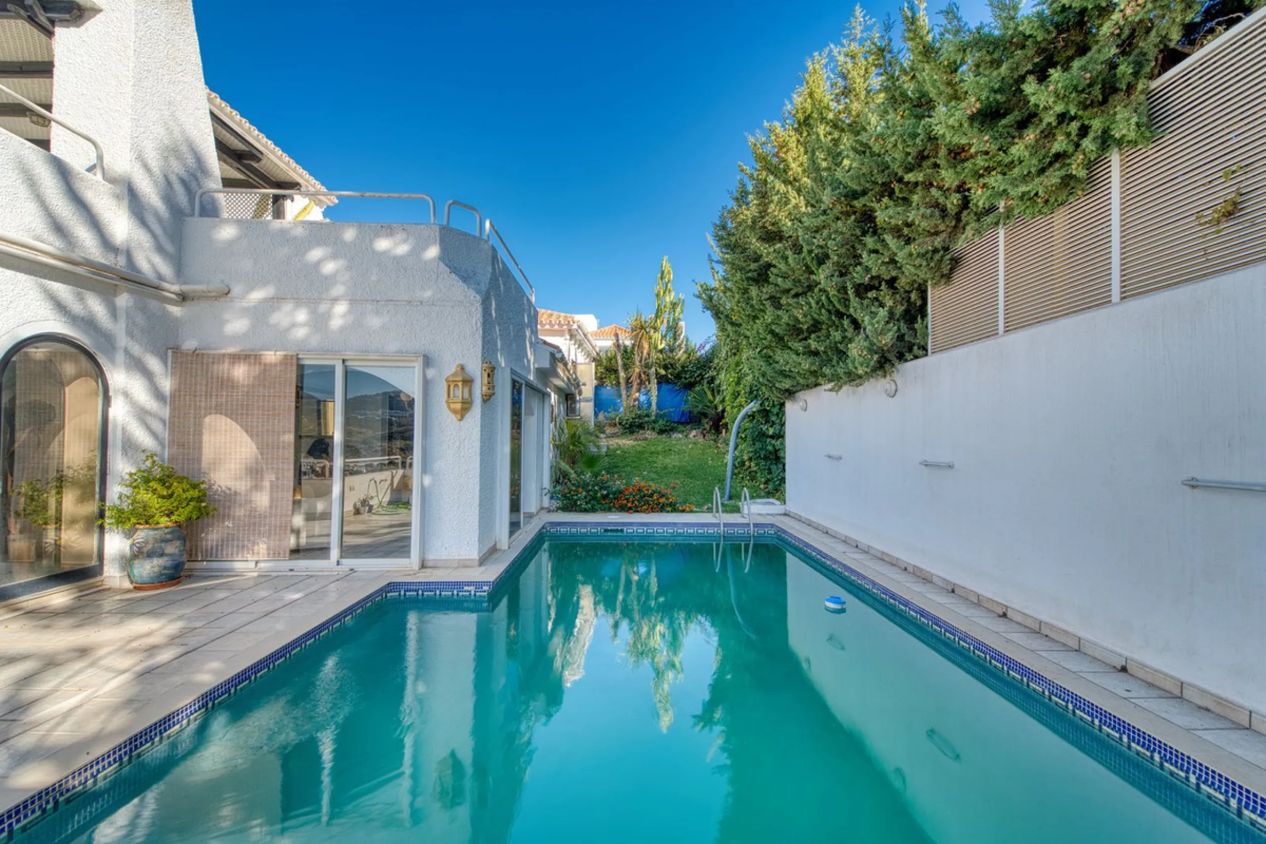 House - Detached Villa в продаже в Marbella, Málaga. В доме 4 спален и 3 ванных комнат. Площадь дома 448 м². Площадь участка 856 м²
