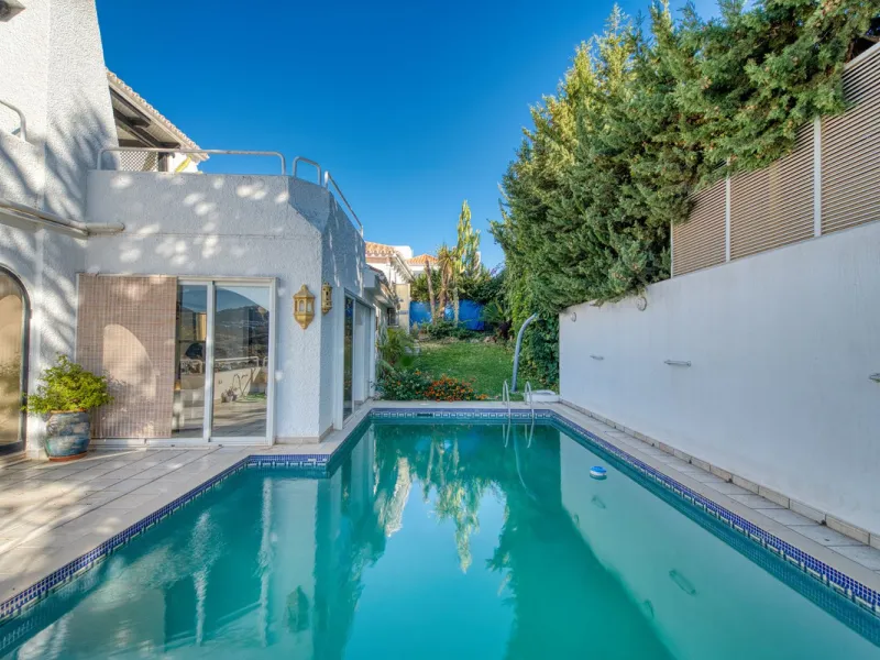House - Detached Villa в продаже в Marbella, Málaga. В доме 4 спален и 3 ванных комнат. Площадь дома 448 м². Площадь участка 856 м²