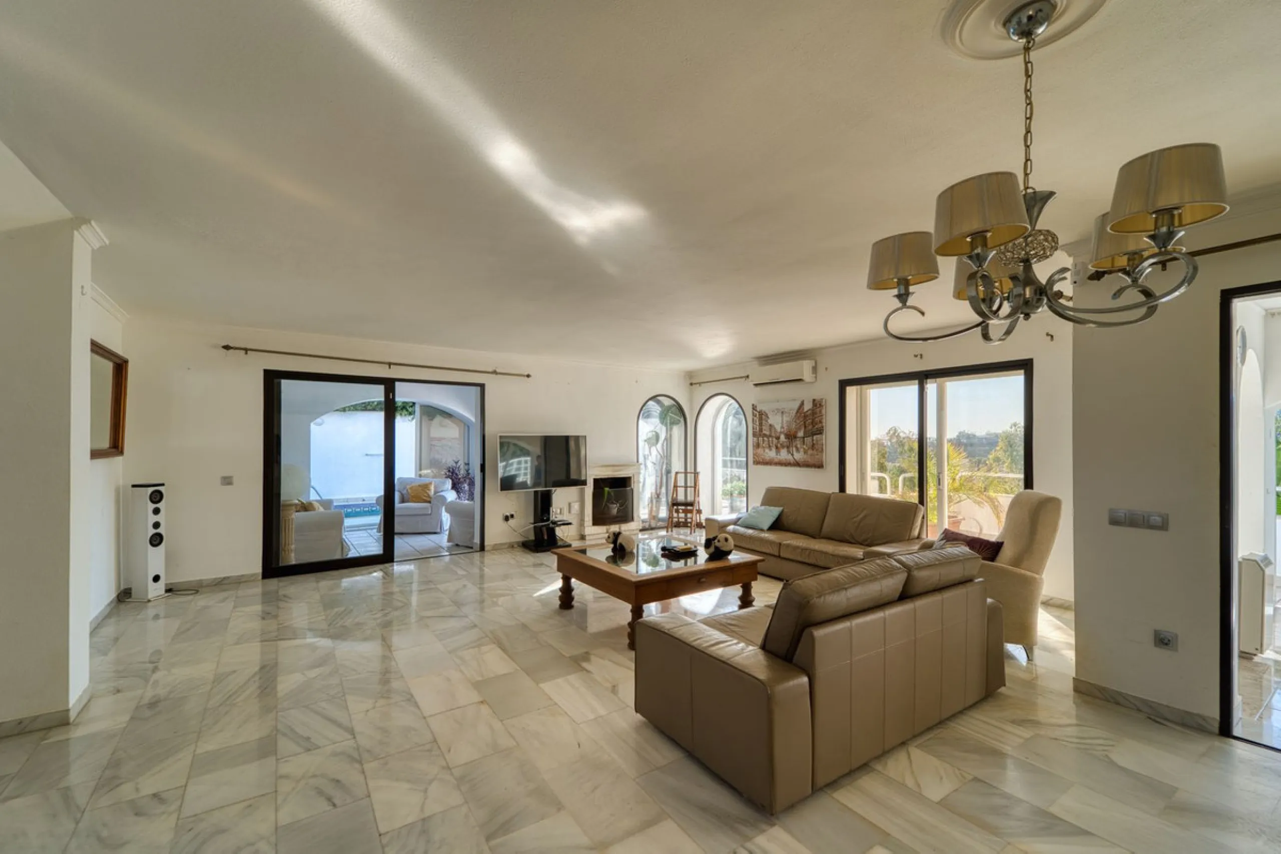 House - Detached Villa в продаже в Marbella, Málaga. В доме 4 спален и 3 ванных комнат. Площадь дома 448 м². Площадь участка 856 м²