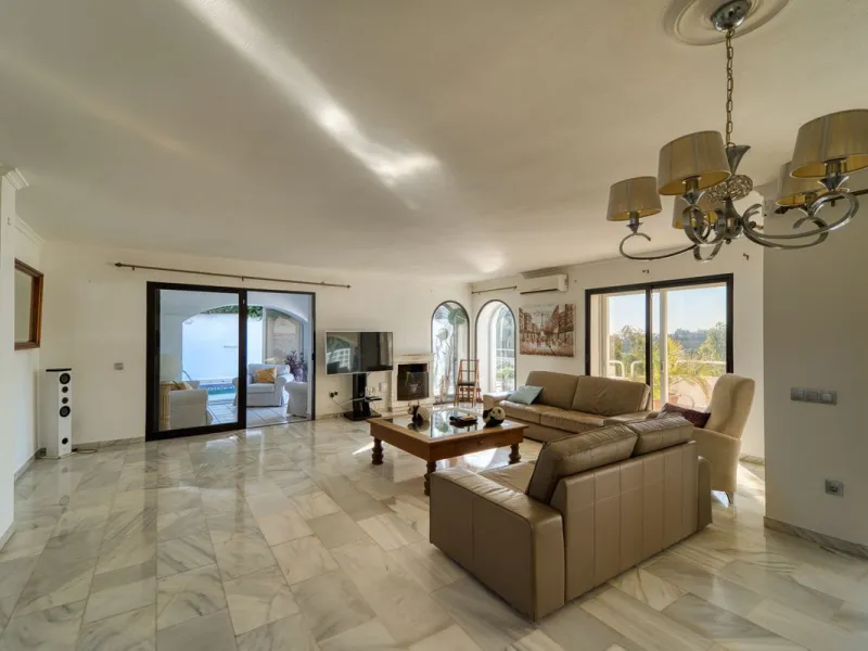 House - Detached Villa в продаже в Marbella, Málaga. В доме 4 спален и 3 ванных комнат. Площадь дома 448 м². Площадь участка 856 м²