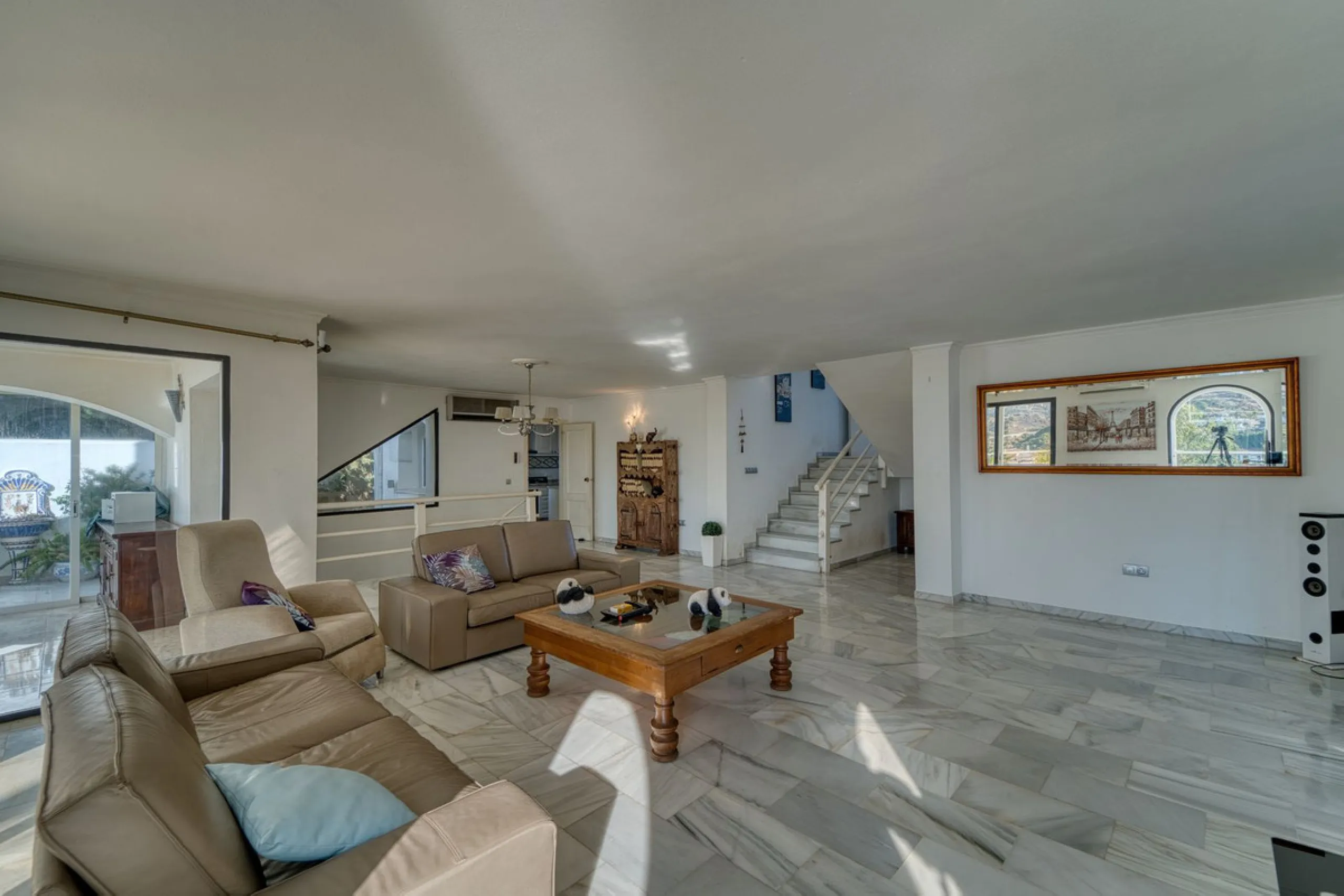 House - Detached Villa в продаже в Marbella, Málaga. В доме 4 спален и 3 ванных комнат. Площадь дома 448 м². Площадь участка 856 м²