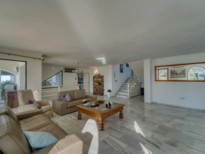 House - Detached Villa в продаже в Marbella, Málaga. В доме 4 спален и 3 ванных комнат. Площадь дома 448 м². Площадь участка 856 м²