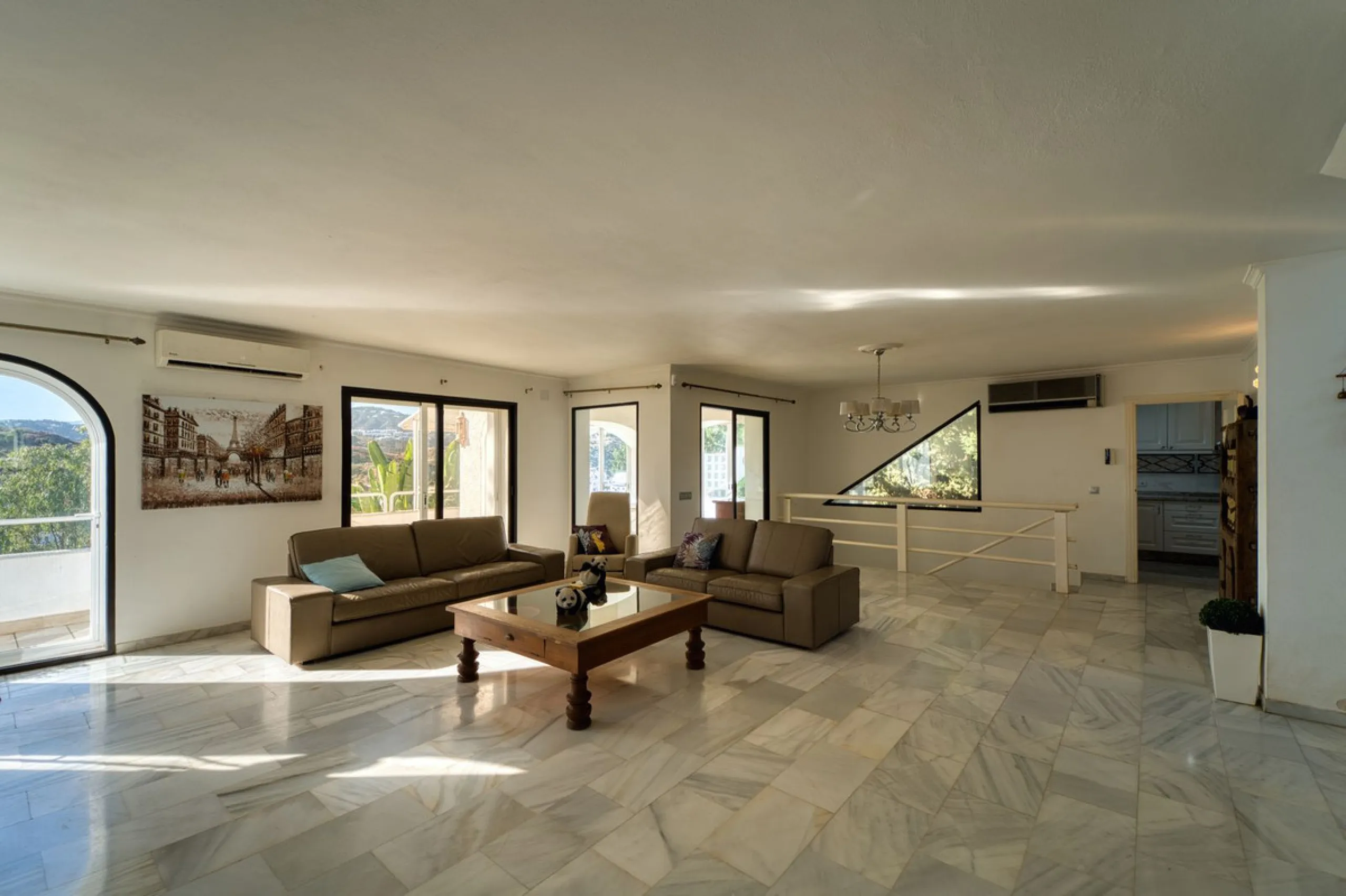House - Detached Villa в продаже в Marbella, Málaga. В доме 4 спален и 3 ванных комнат. Площадь дома 448 м². Площадь участка 856 м²