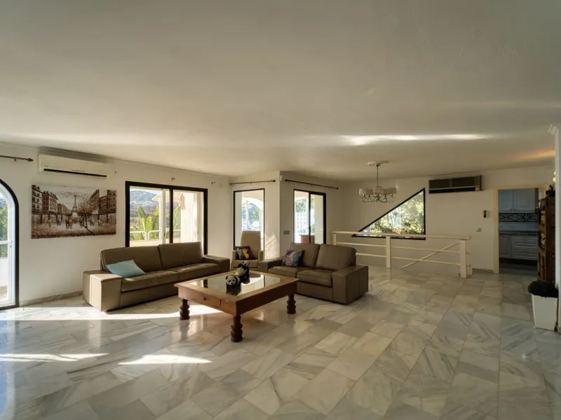 House - Detached Villa в продаже в Marbella, Málaga. В доме 4 спален и 3 ванных комнат. Площадь дома 448 м². Площадь участка 856 м²