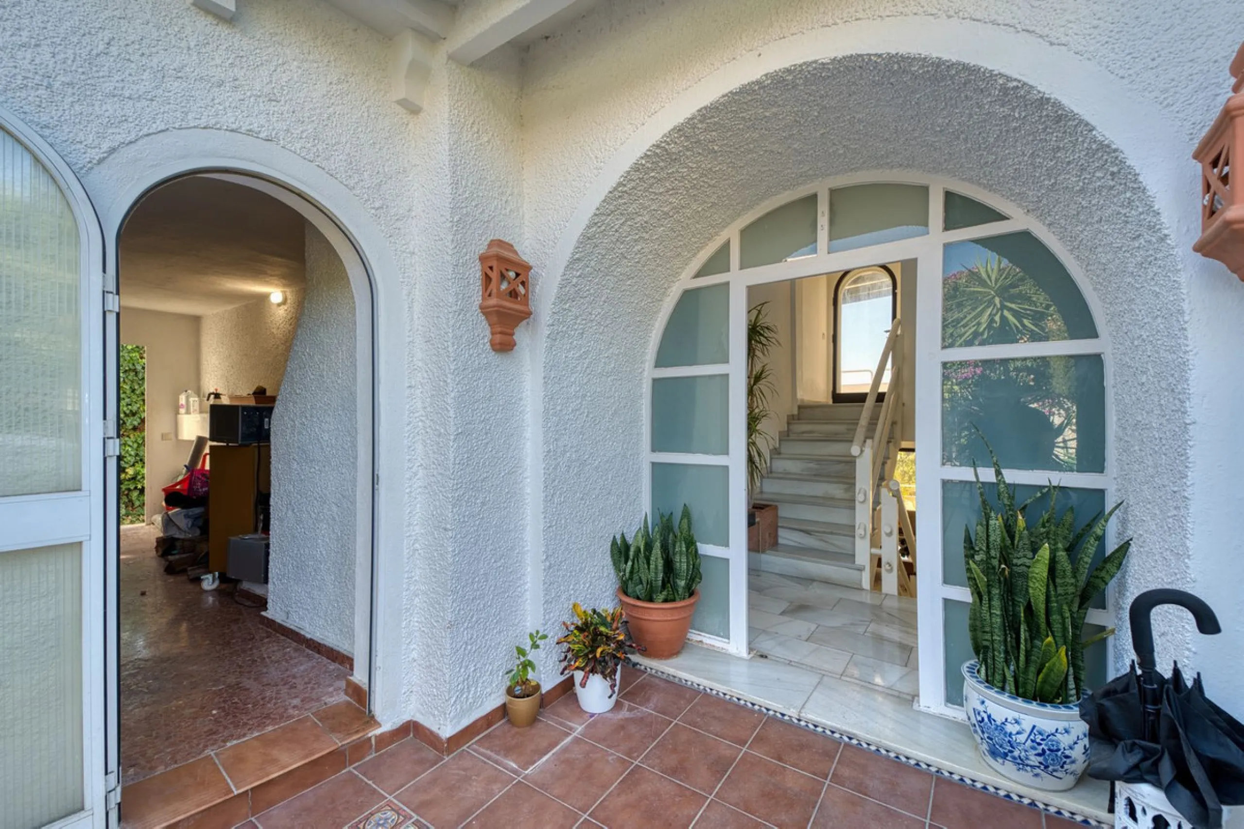 House - Detached Villa в продаже в Marbella, Málaga. В доме 4 спален и 3 ванных комнат. Площадь дома 448 м². Площадь участка 856 м²