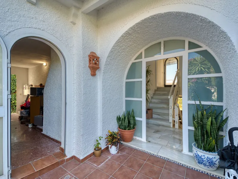 House - Detached Villa в продаже в Marbella, Málaga. В доме 4 спален и 3 ванных комнат. Площадь дома 448 м². Площадь участка 856 м²