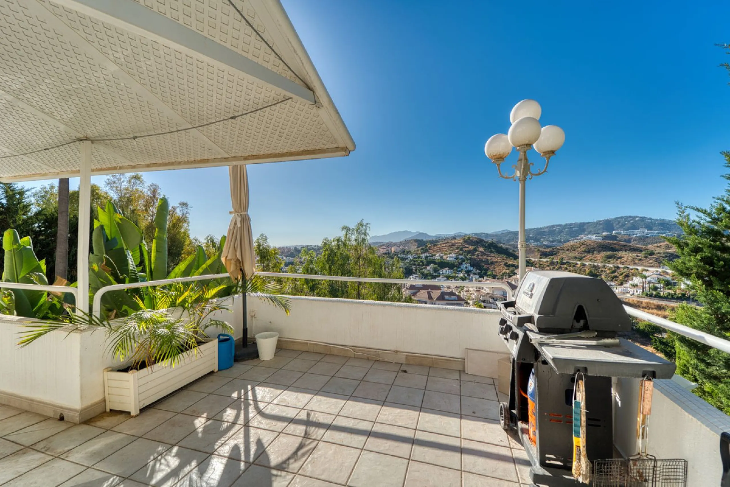 House - Detached Villa в продаже в Marbella, Málaga. В доме 4 спален и 3 ванных комнат. Площадь дома 448 м². Площадь участка 856 м²