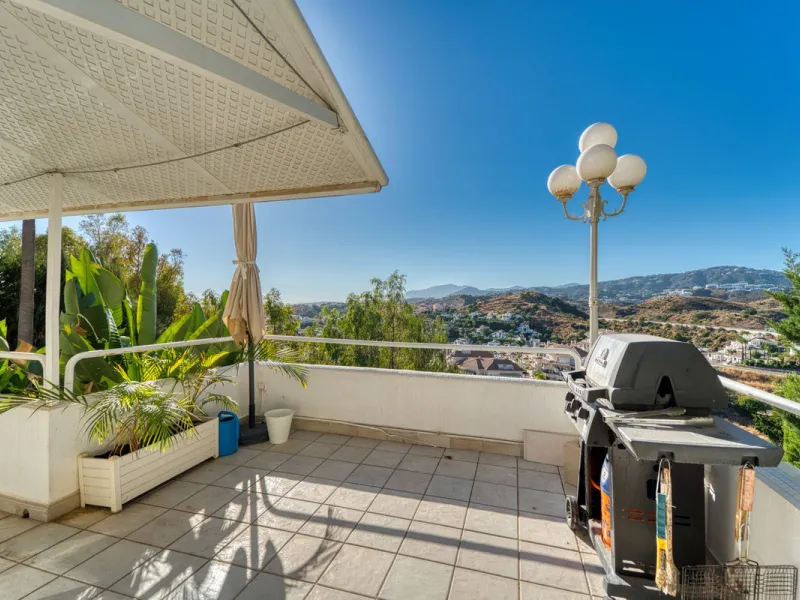 House - Detached Villa в продаже в Marbella, Málaga. В доме 4 спален и 3 ванных комнат. Площадь дома 448 м². Площадь участка 856 м²