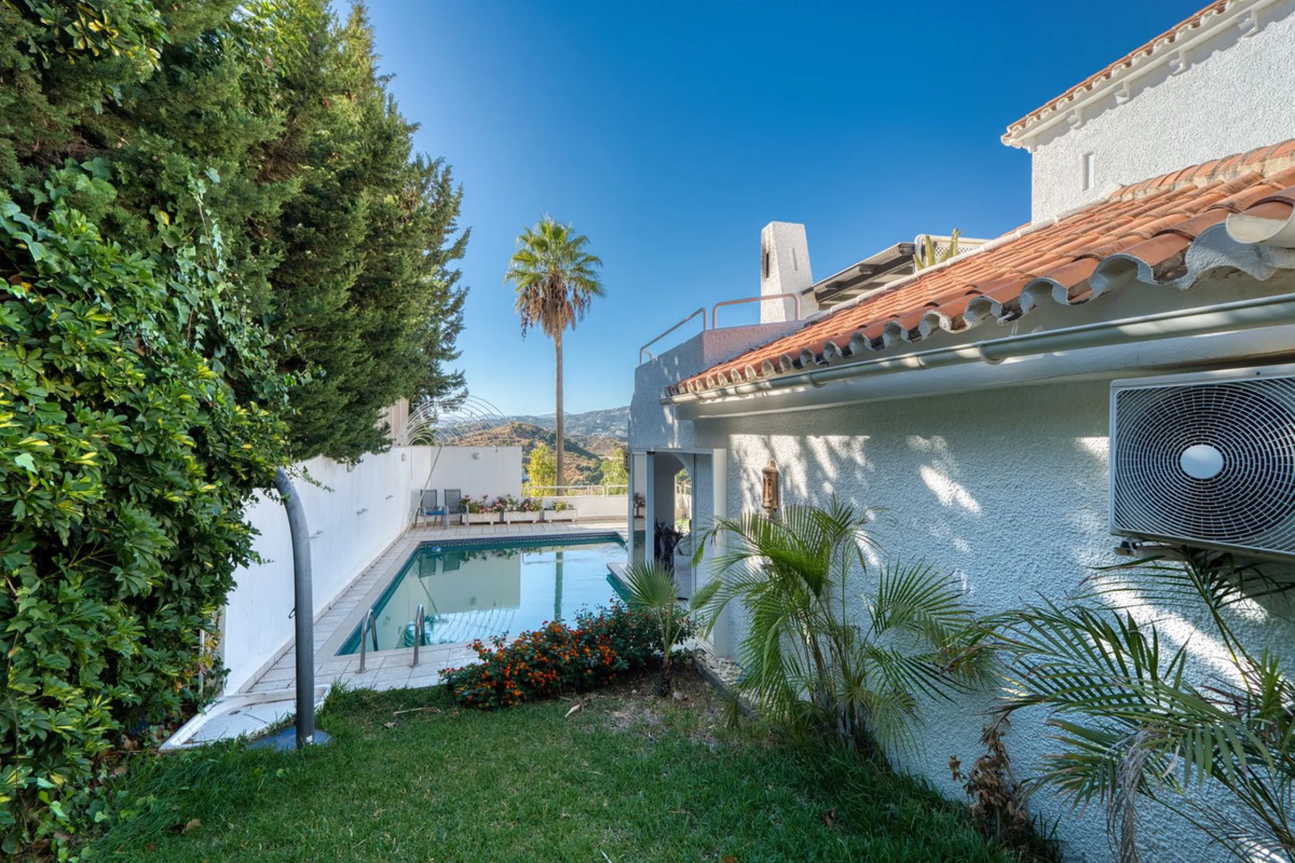 House - Detached Villa в продаже в Marbella, Málaga. В доме 4 спален и 3 ванных комнат. Площадь дома 448 м². Площадь участка 856 м²