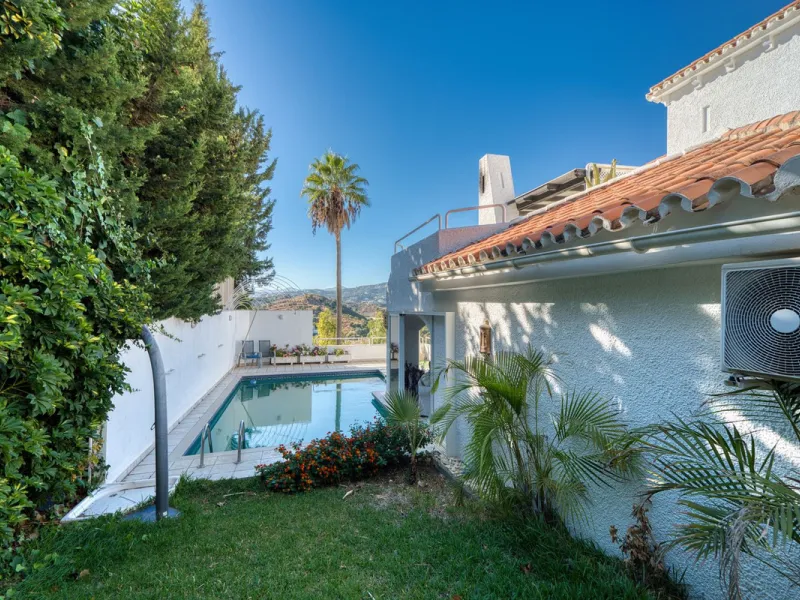 House - Detached Villa в продаже в Marbella, Málaga. В доме 4 спален и 3 ванных комнат. Площадь дома 448 м². Площадь участка 856 м²