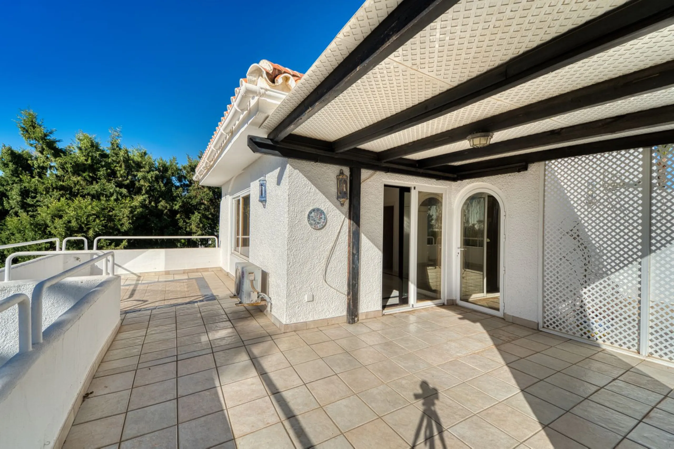 House - Detached Villa в продаже в Marbella, Málaga. В доме 4 спален и 3 ванных комнат. Площадь дома 448 м². Площадь участка 856 м²