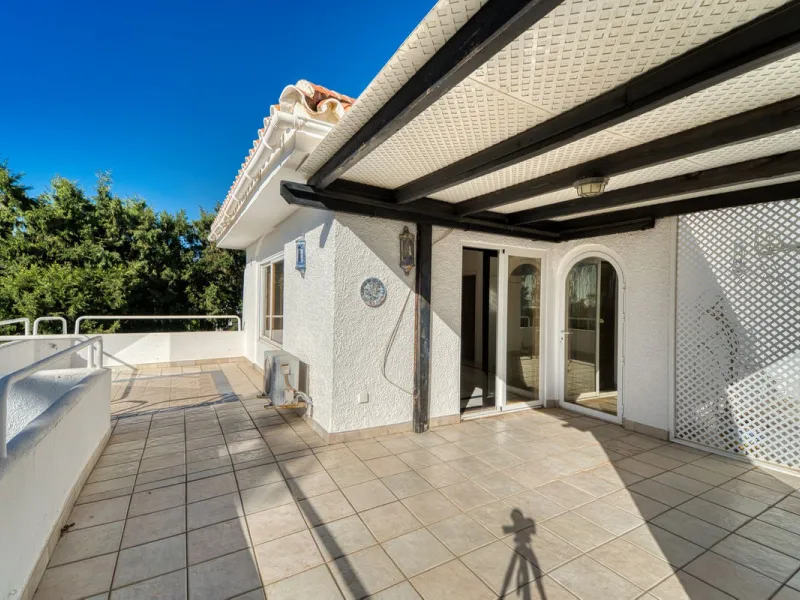 House - Detached Villa в продаже в Marbella, Málaga. В доме 4 спален и 3 ванных комнат. Площадь дома 448 м². Площадь участка 856 м²