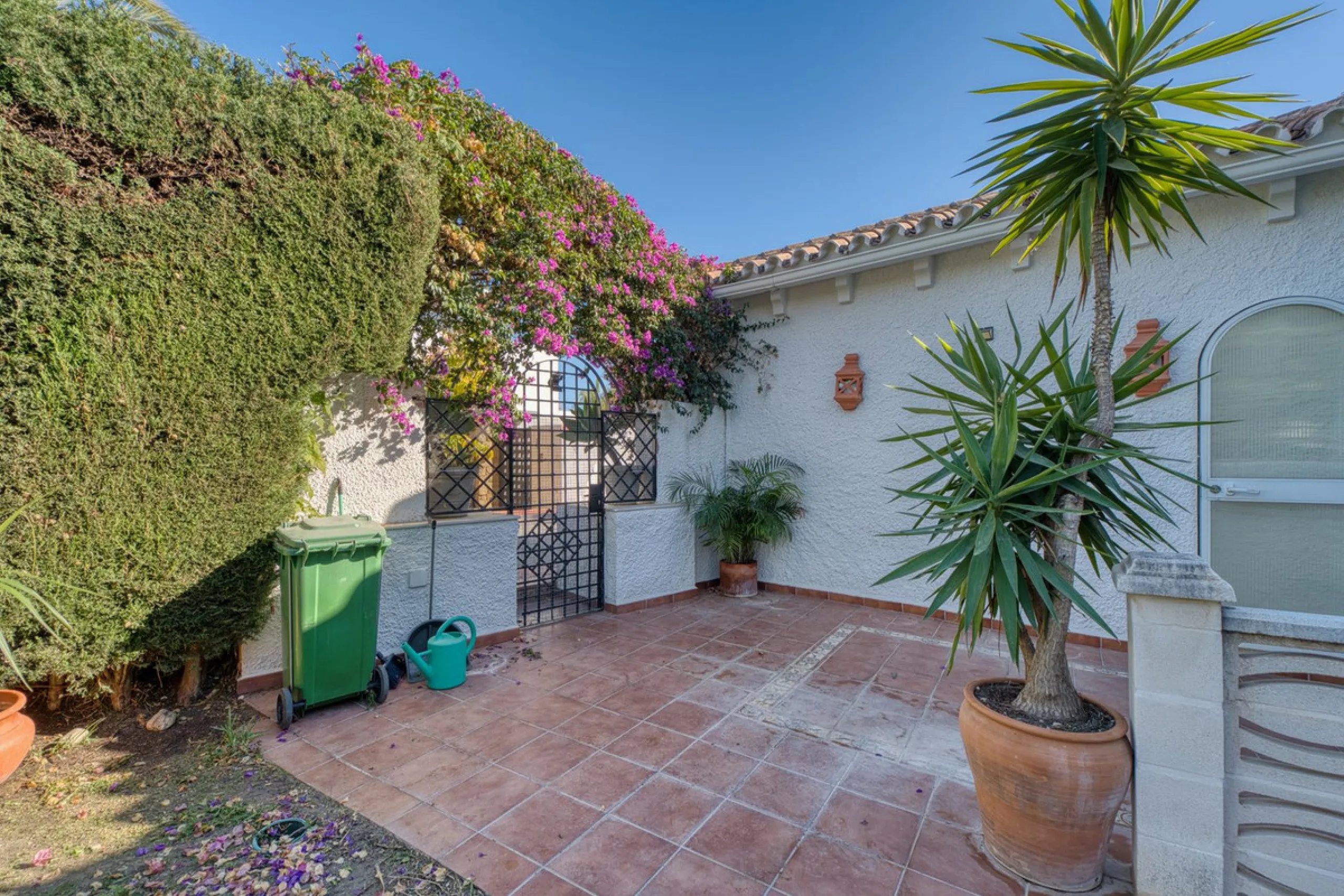 House - Detached Villa в продаже в Marbella, Málaga. В доме 4 спален и 3 ванных комнат. Площадь дома 448 м². Площадь участка 856 м²