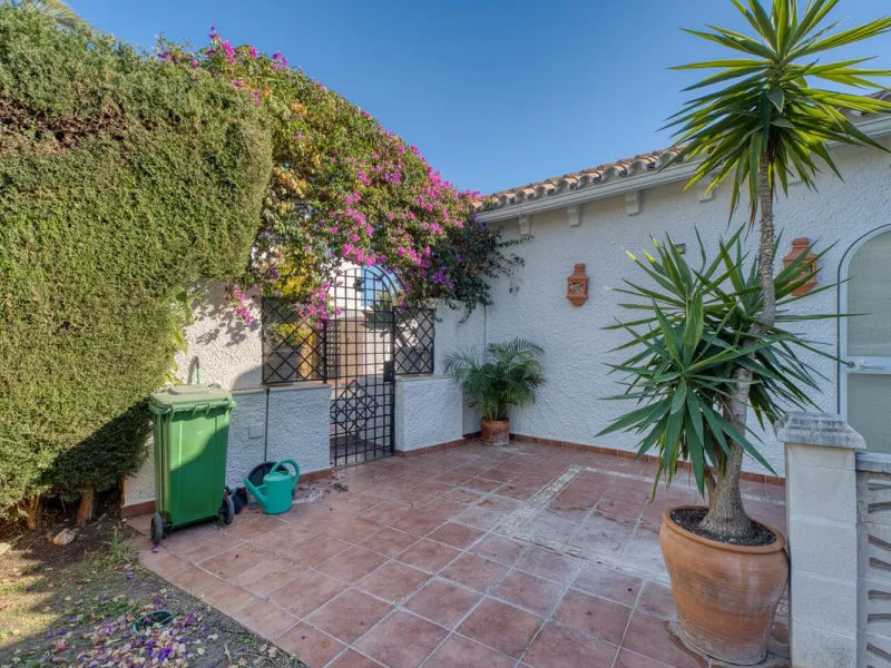 House - Detached Villa в продаже в Marbella, Málaga. В доме 4 спален и 3 ванных комнат. Площадь дома 448 м². Площадь участка 856 м²