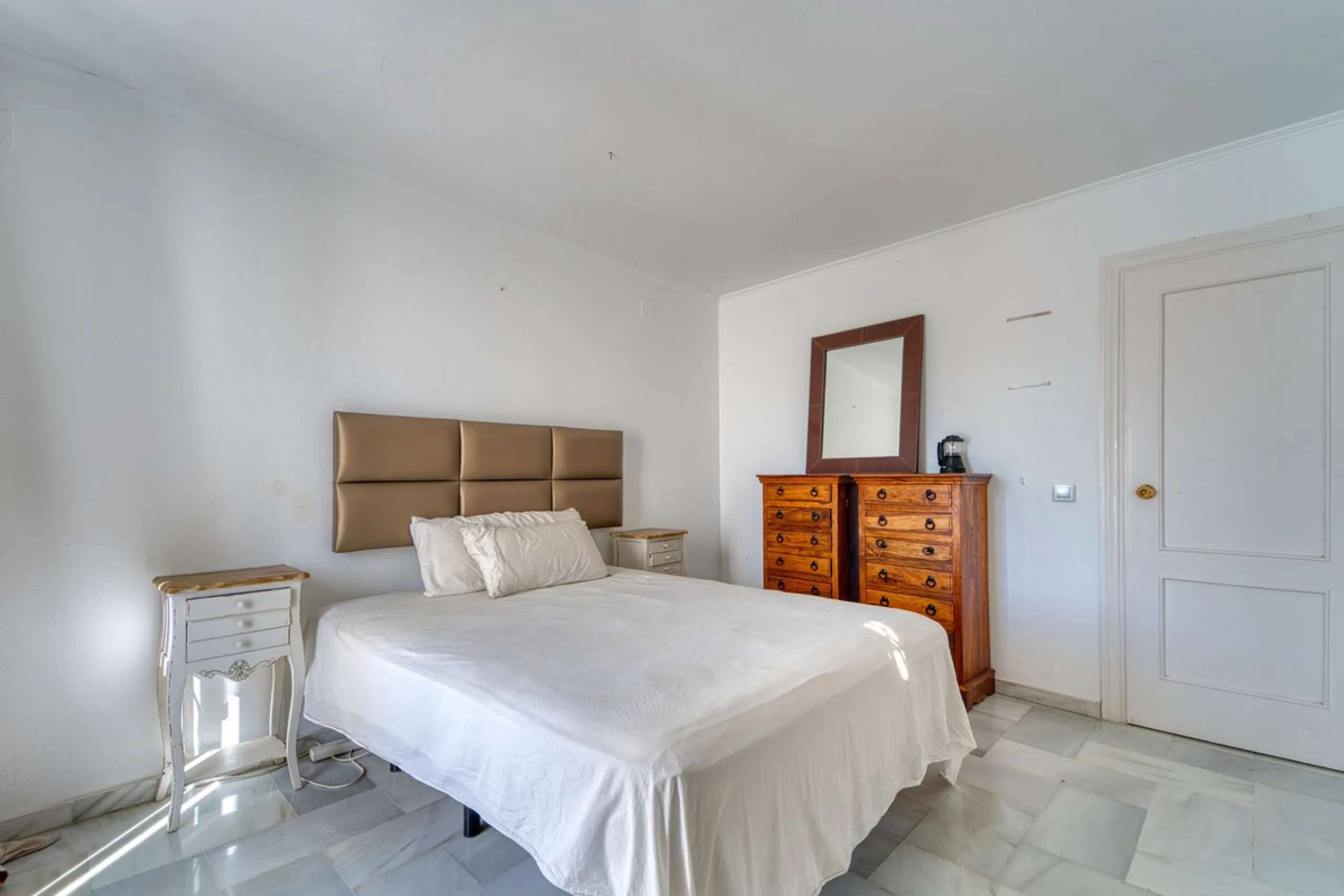 House - Detached Villa в продаже в Marbella, Málaga. В доме 4 спален и 3 ванных комнат. Площадь дома 448 м². Площадь участка 856 м²