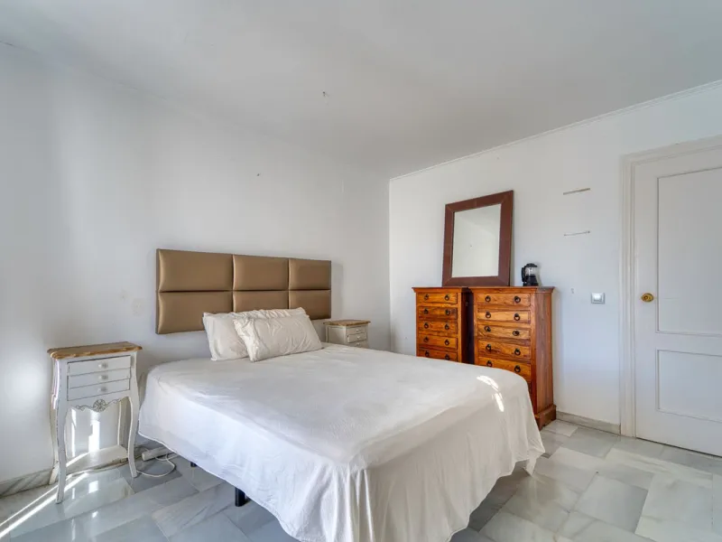 House - Detached Villa в продаже в Marbella, Málaga. В доме 4 спален и 3 ванных комнат. Площадь дома 448 м². Площадь участка 856 м²
