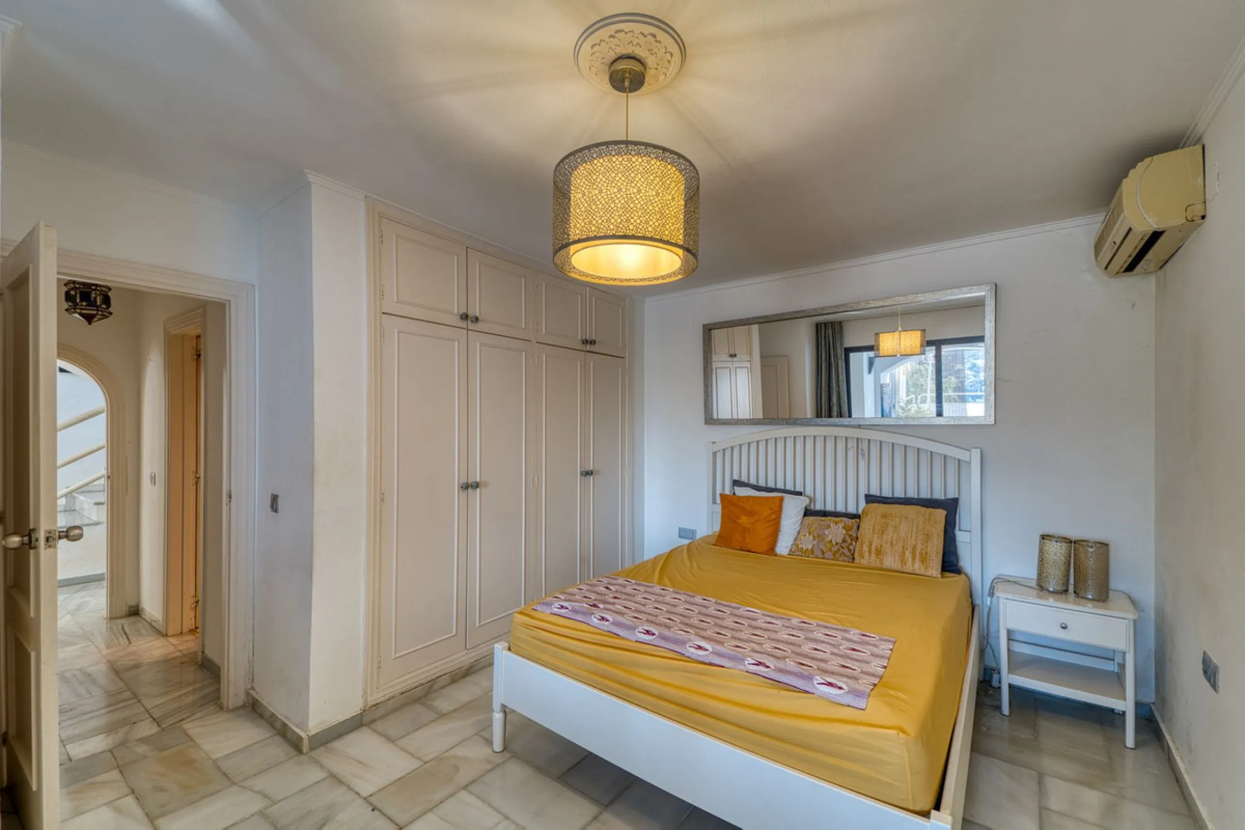House - Detached Villa в продаже в Marbella, Málaga. В доме 4 спален и 3 ванных комнат. Площадь дома 448 м². Площадь участка 856 м²