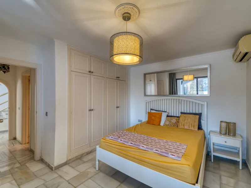 House - Detached Villa в продаже в Marbella, Málaga. В доме 4 спален и 3 ванных комнат. Площадь дома 448 м². Площадь участка 856 м²