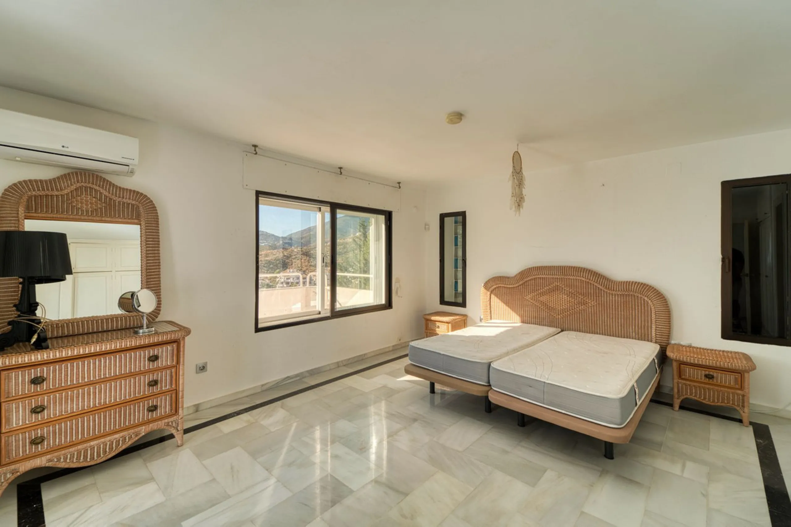House - Detached Villa в продаже в Marbella, Málaga. В доме 4 спален и 3 ванных комнат. Площадь дома 448 м². Площадь участка 856 м²
