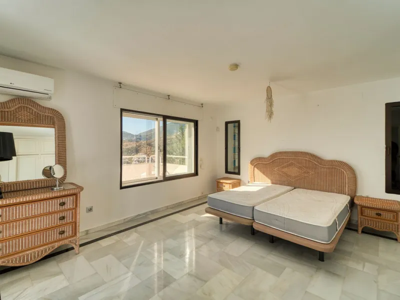 House - Detached Villa в продаже в Marbella, Málaga. В доме 4 спален и 3 ванных комнат. Площадь дома 448 м². Площадь участка 856 м²
