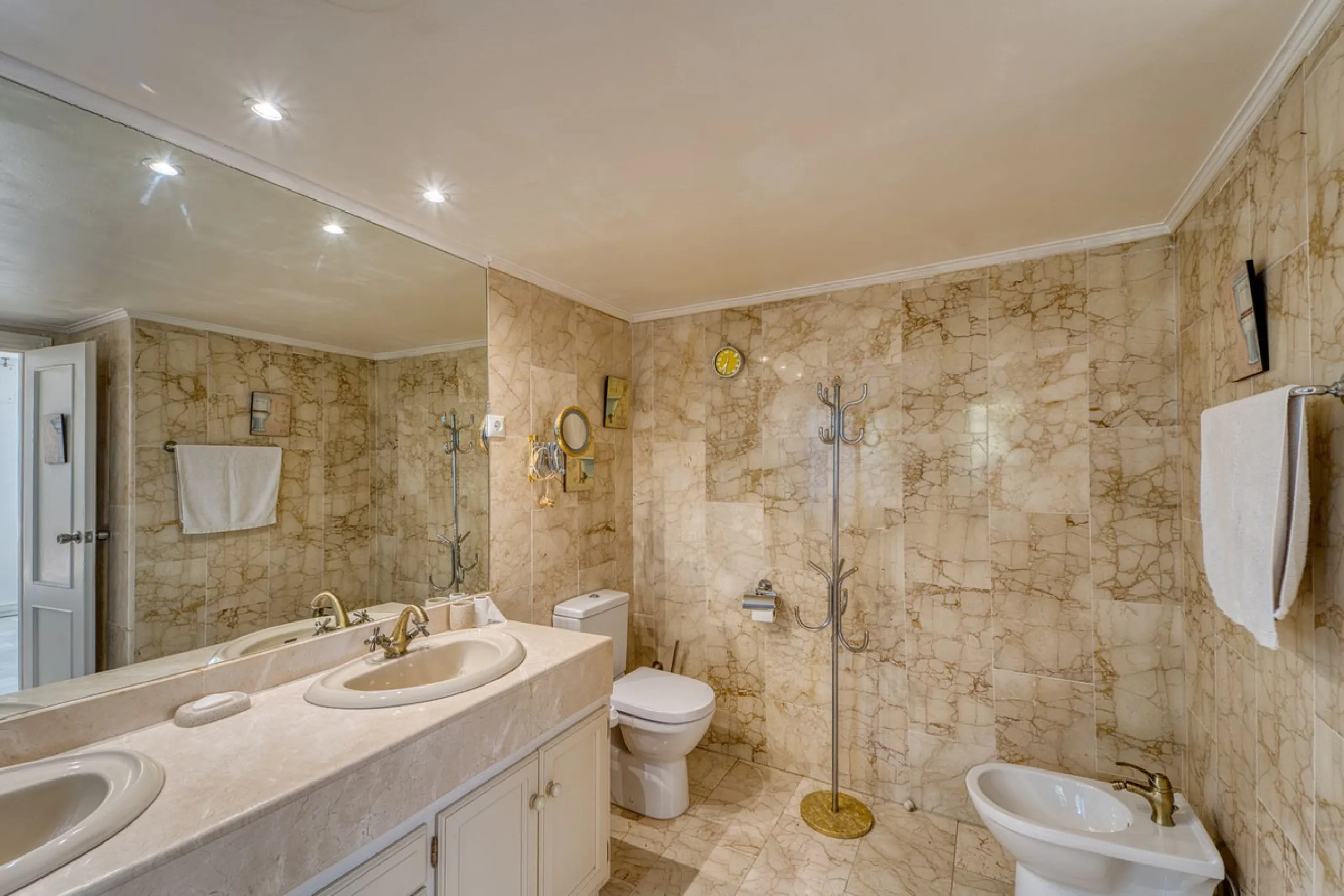 House - Detached Villa в продаже в Marbella, Málaga. В доме 4 спален и 3 ванных комнат. Площадь дома 448 м². Площадь участка 856 м²