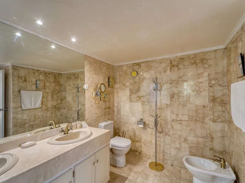 House - Detached Villa в продаже в Marbella, Málaga. В доме 4 спален и 3 ванных комнат. Площадь дома 448 м². Площадь участка 856 м²
