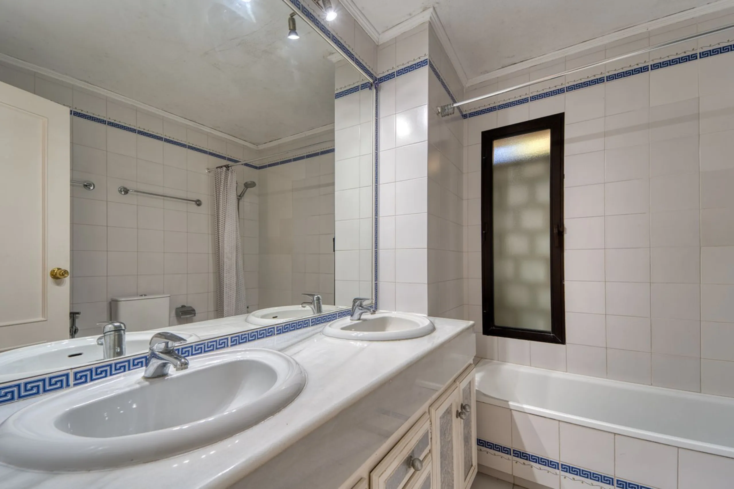 House - Detached Villa в продаже в Marbella, Málaga. В доме 4 спален и 3 ванных комнат. Площадь дома 448 м². Площадь участка 856 м²