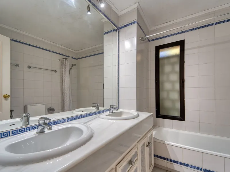 House - Detached Villa в продаже в Marbella, Málaga. В доме 4 спален и 3 ванных комнат. Площадь дома 448 м². Площадь участка 856 м²