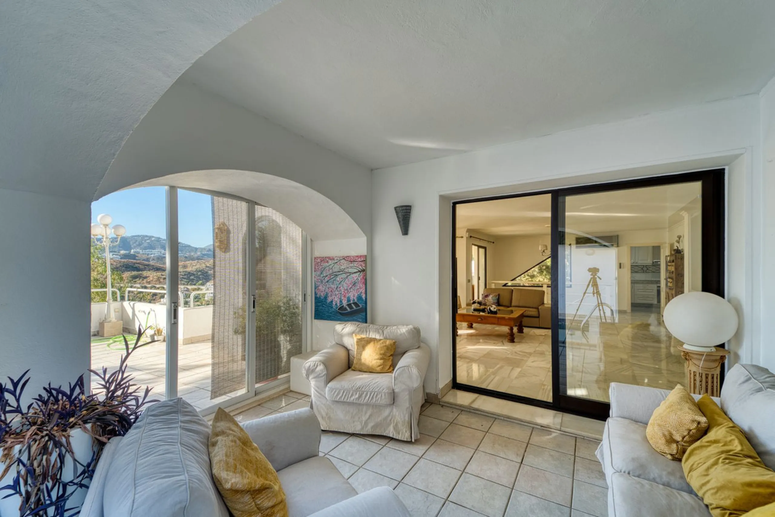 House - Detached Villa в продаже в Marbella, Málaga. В доме 4 спален и 3 ванных комнат. Площадь дома 448 м². Площадь участка 856 м²