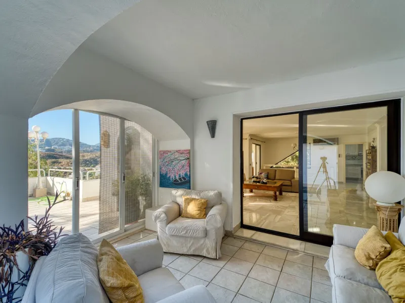House - Detached Villa в продаже в Marbella, Málaga. В доме 4 спален и 3 ванных комнат. Площадь дома 448 м². Площадь участка 856 м²