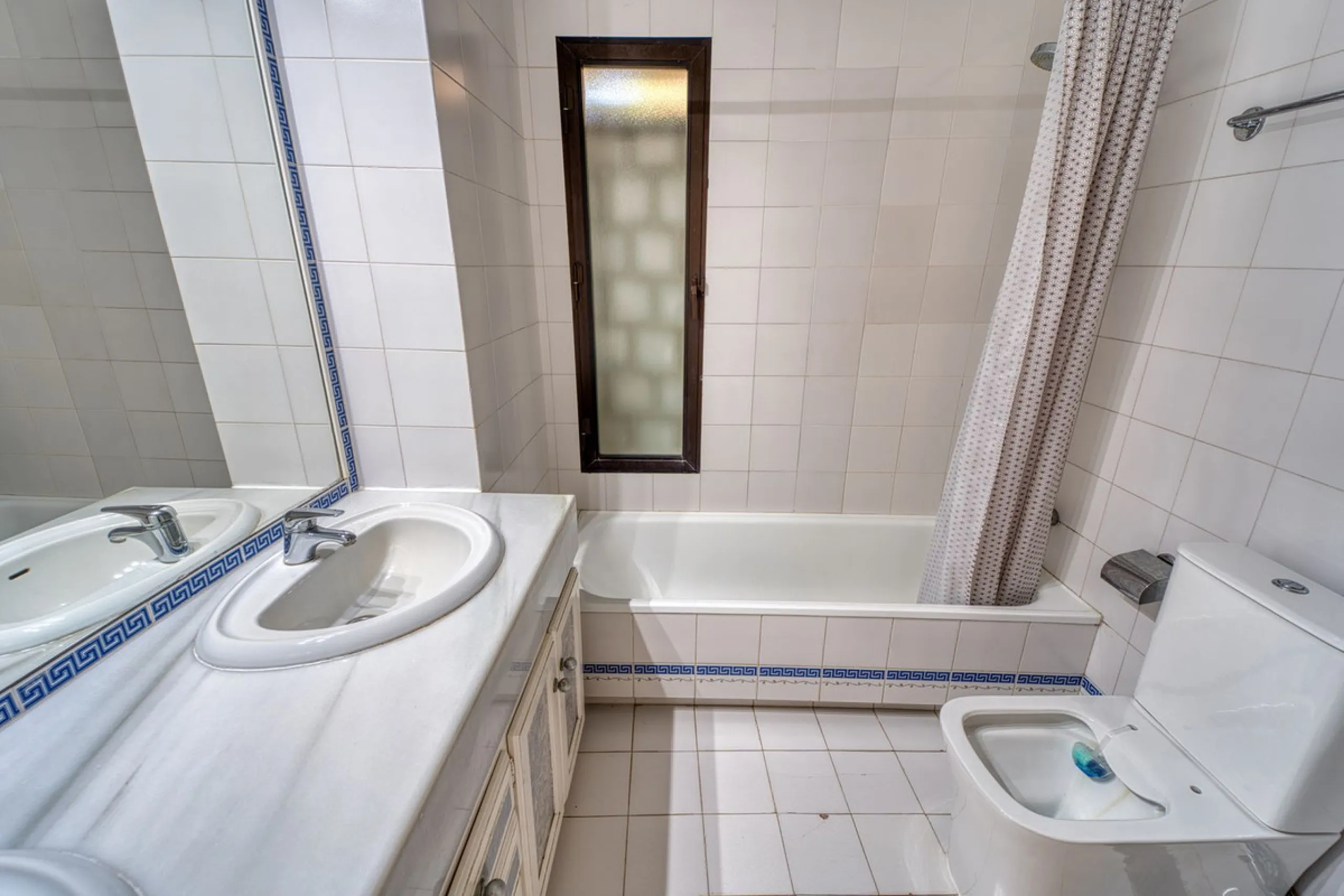 House - Detached Villa в продаже в Marbella, Málaga. В доме 4 спален и 3 ванных комнат. Площадь дома 448 м². Площадь участка 856 м²