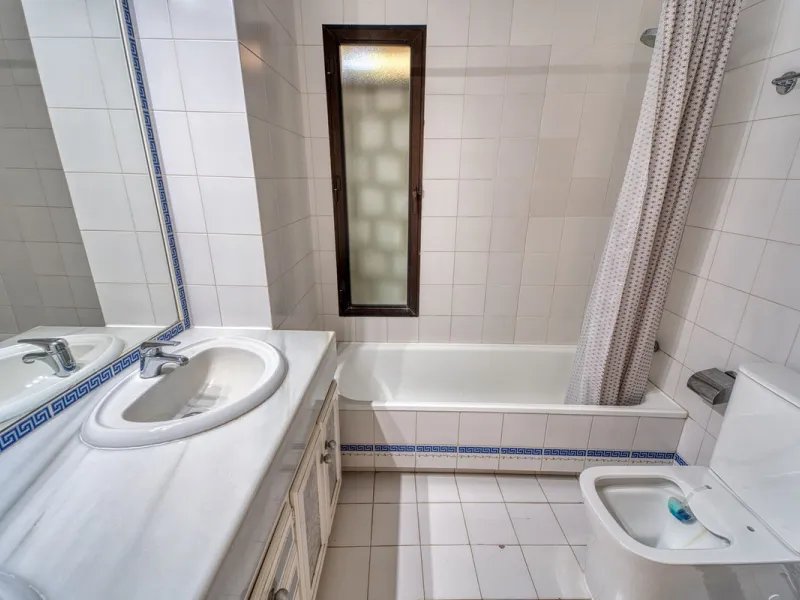 House - Detached Villa в продаже в Marbella, Málaga. В доме 4 спален и 3 ванных комнат. Площадь дома 448 м². Площадь участка 856 м²