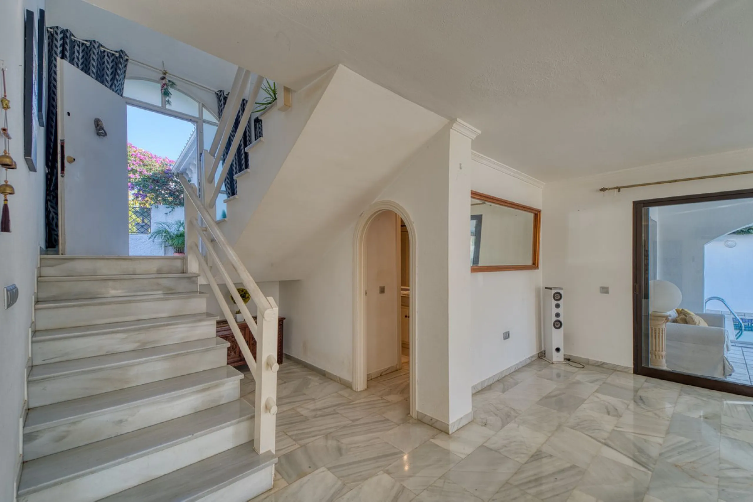 House - Detached Villa в продаже в Marbella, Málaga. В доме 4 спален и 3 ванных комнат. Площадь дома 448 м². Площадь участка 856 м²