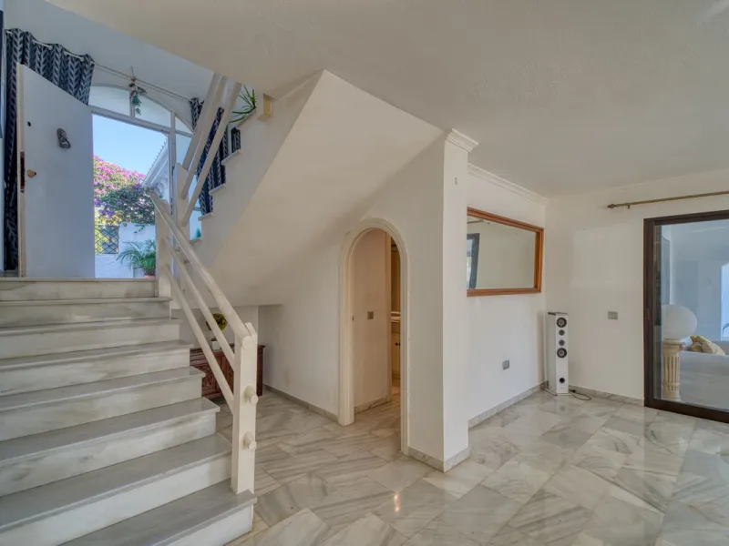 House - Detached Villa в продаже в Marbella, Málaga. В доме 4 спален и 3 ванных комнат. Площадь дома 448 м². Площадь участка 856 м²
