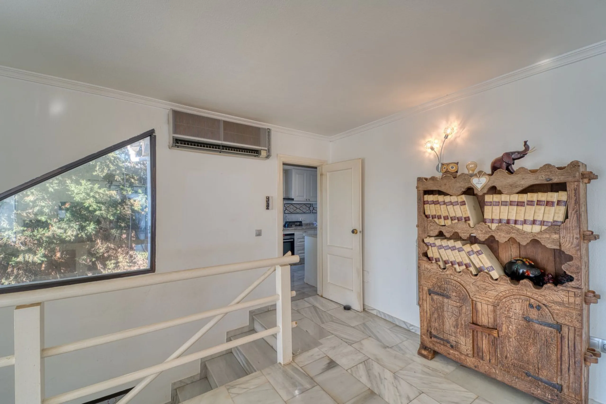 House - Detached Villa в продаже в Marbella, Málaga. В доме 4 спален и 3 ванных комнат. Площадь дома 448 м². Площадь участка 856 м²
