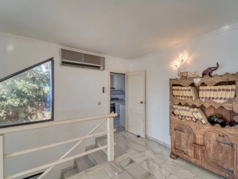 House - Detached Villa в продаже в Marbella, Málaga. В доме 4 спален и 3 ванных комнат. Площадь дома 448 м². Площадь участка 856 м²
