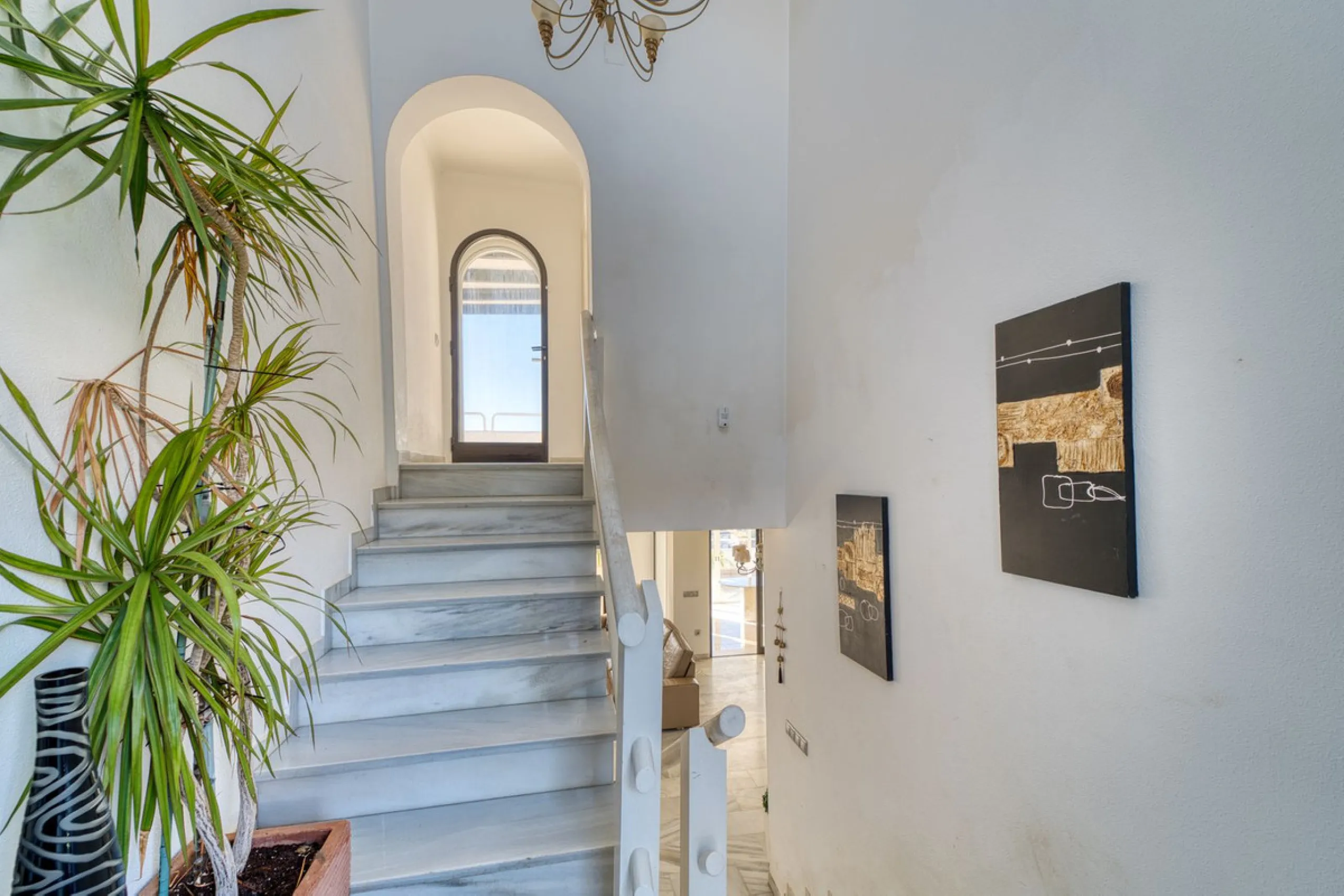 House - Detached Villa в продаже в Marbella, Málaga. В доме 4 спален и 3 ванных комнат. Площадь дома 448 м². Площадь участка 856 м²