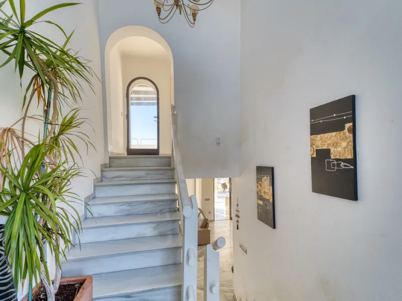 House - Detached Villa в продаже в Marbella, Málaga. В доме 4 спален и 3 ванных комнат. Площадь дома 448 м². Площадь участка 856 м²