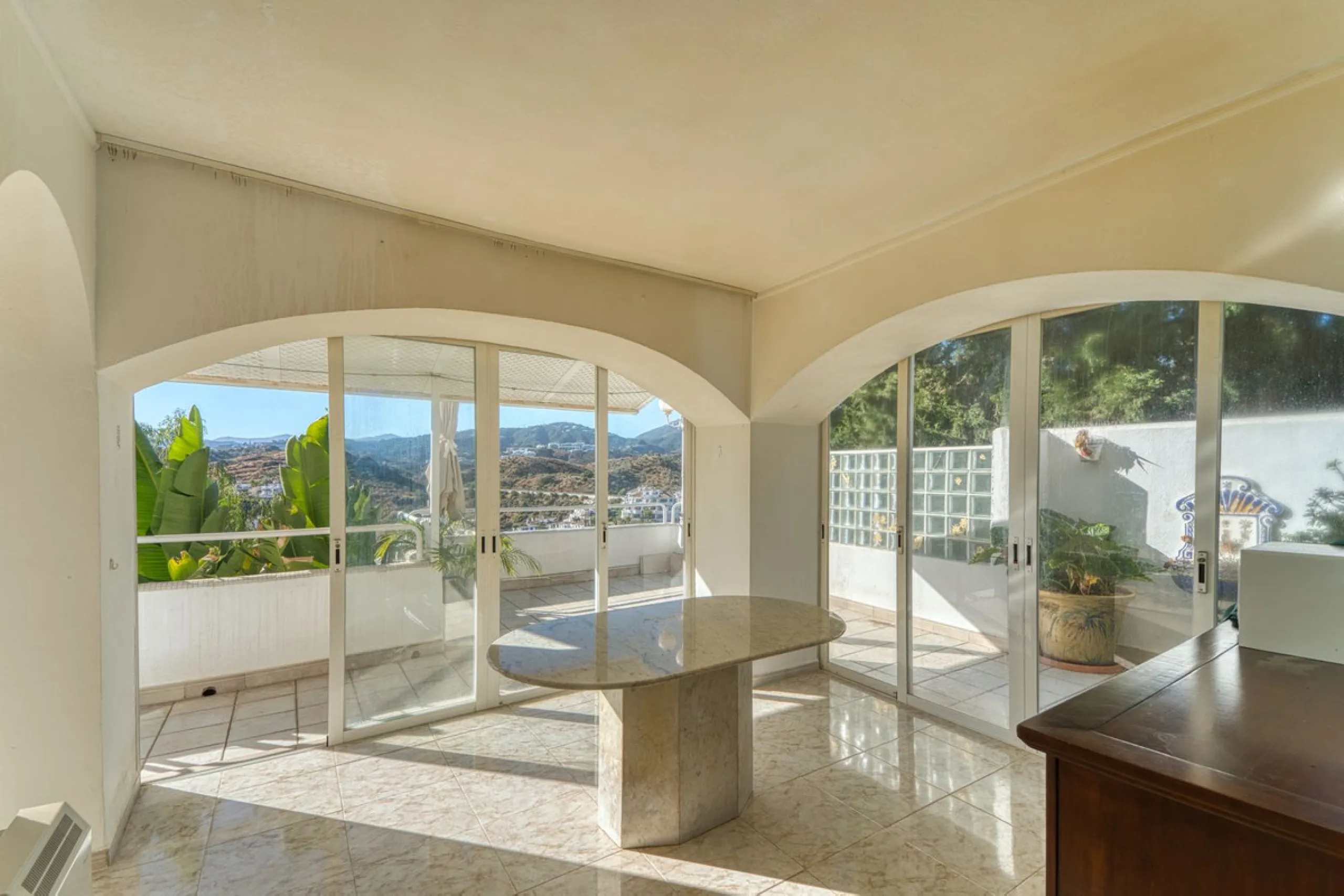 House - Detached Villa в продаже в Marbella, Málaga. В доме 4 спален и 3 ванных комнат. Площадь дома 448 м². Площадь участка 856 м²