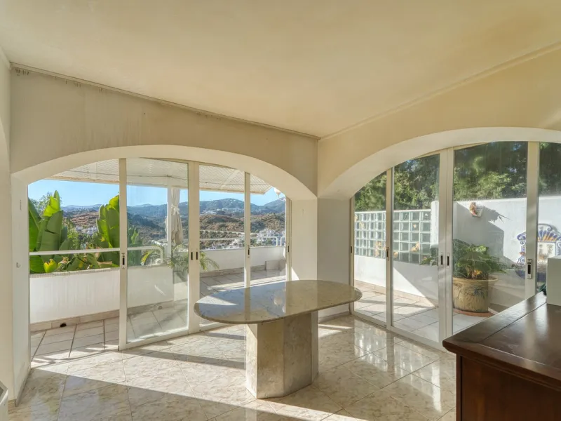House - Detached Villa в продаже в Marbella, Málaga. В доме 4 спален и 3 ванных комнат. Площадь дома 448 м². Площадь участка 856 м²