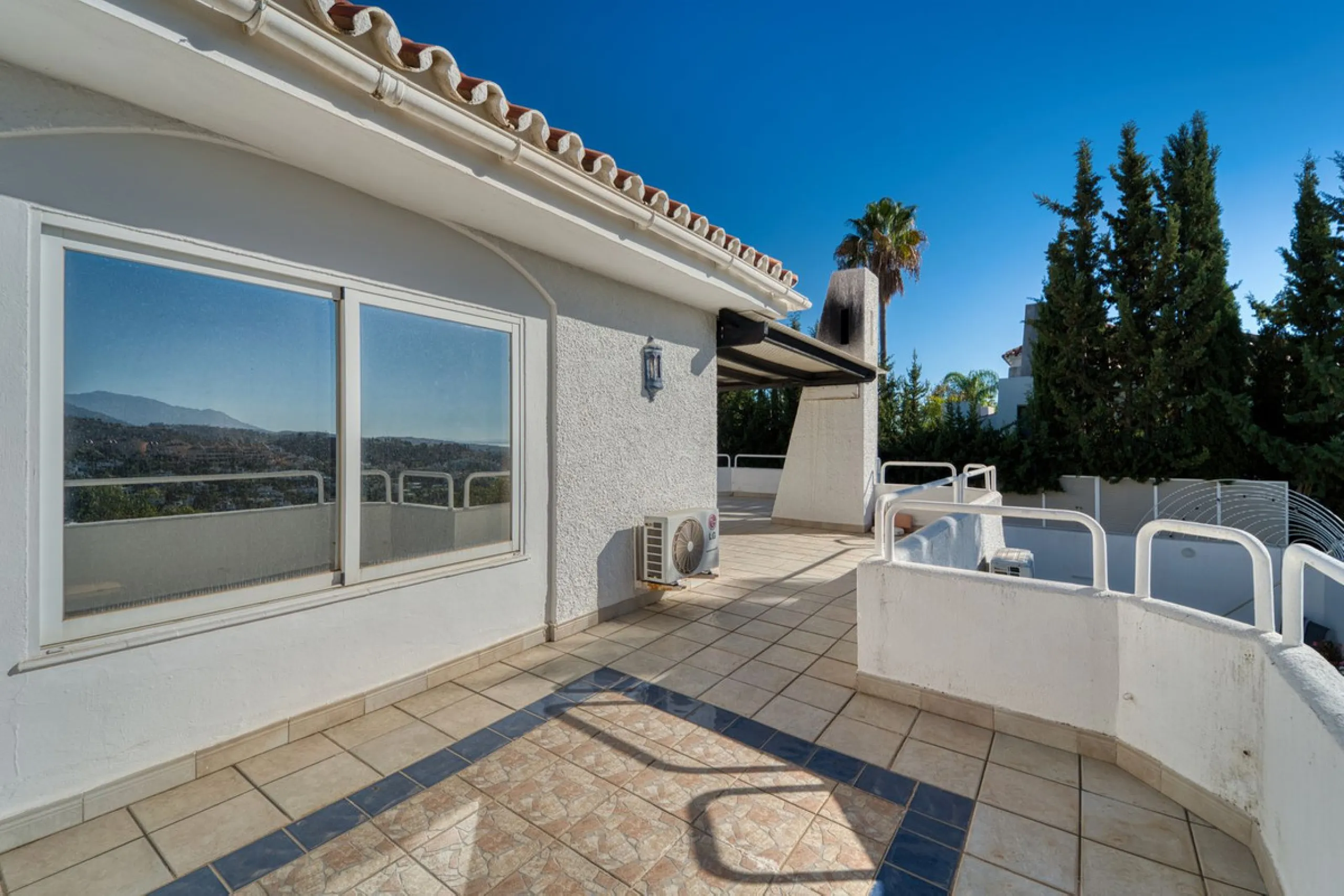 House - Detached Villa в продаже в Marbella, Málaga. В доме 4 спален и 3 ванных комнат. Площадь дома 448 м². Площадь участка 856 м²