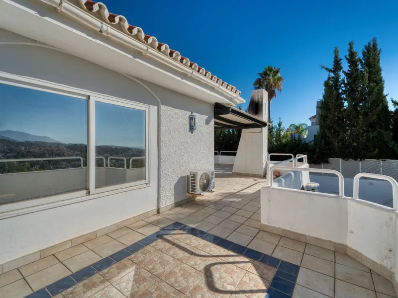 House - Detached Villa в продаже в Marbella, Málaga. В доме 4 спален и 3 ванных комнат. Площадь дома 448 м². Площадь участка 856 м²