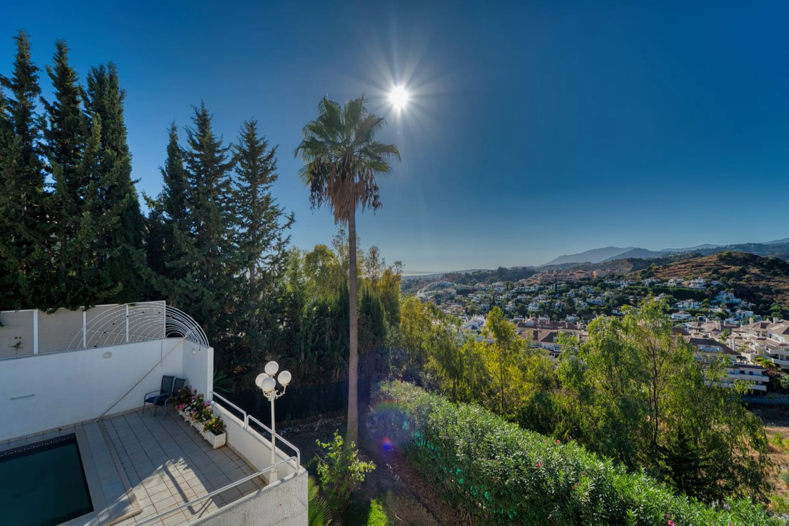 House - Detached Villa в продаже в Marbella, Málaga. В доме 4 спален и 3 ванных комнат. Площадь дома 448 м². Площадь участка 856 м²