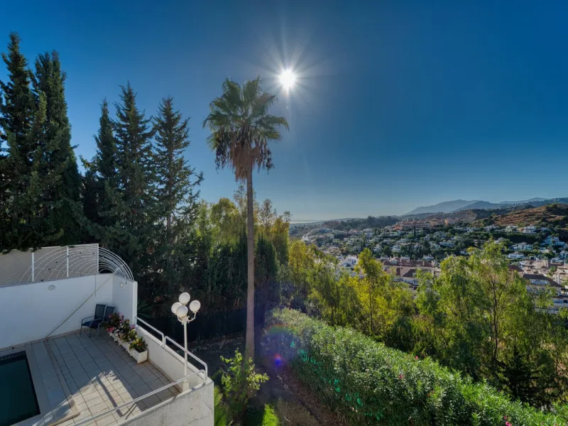 House - Detached Villa в продаже в Marbella, Málaga. В доме 4 спален и 3 ванных комнат. Площадь дома 448 м². Площадь участка 856 м²
